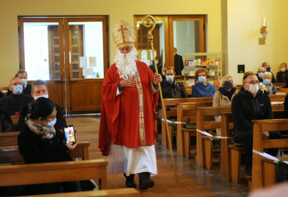 Der von Hans-Joachim Jasiulek verkörperte Heilige Nikolaus kommt als Gast zum Gottesdienst.