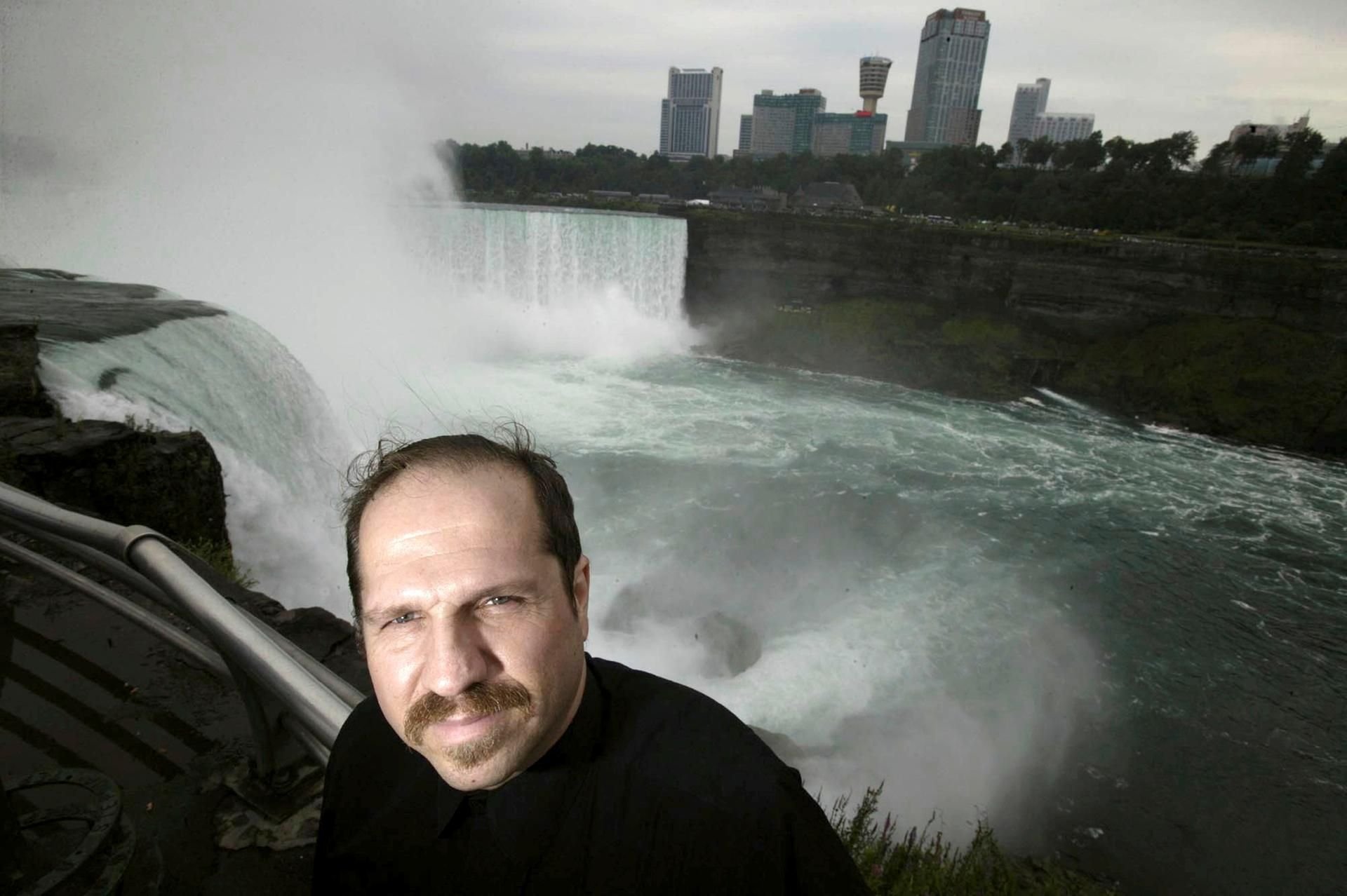 Kirk Jones im August 2004, nachdem er einen Sturz in den Niagara Fällen überlebte.