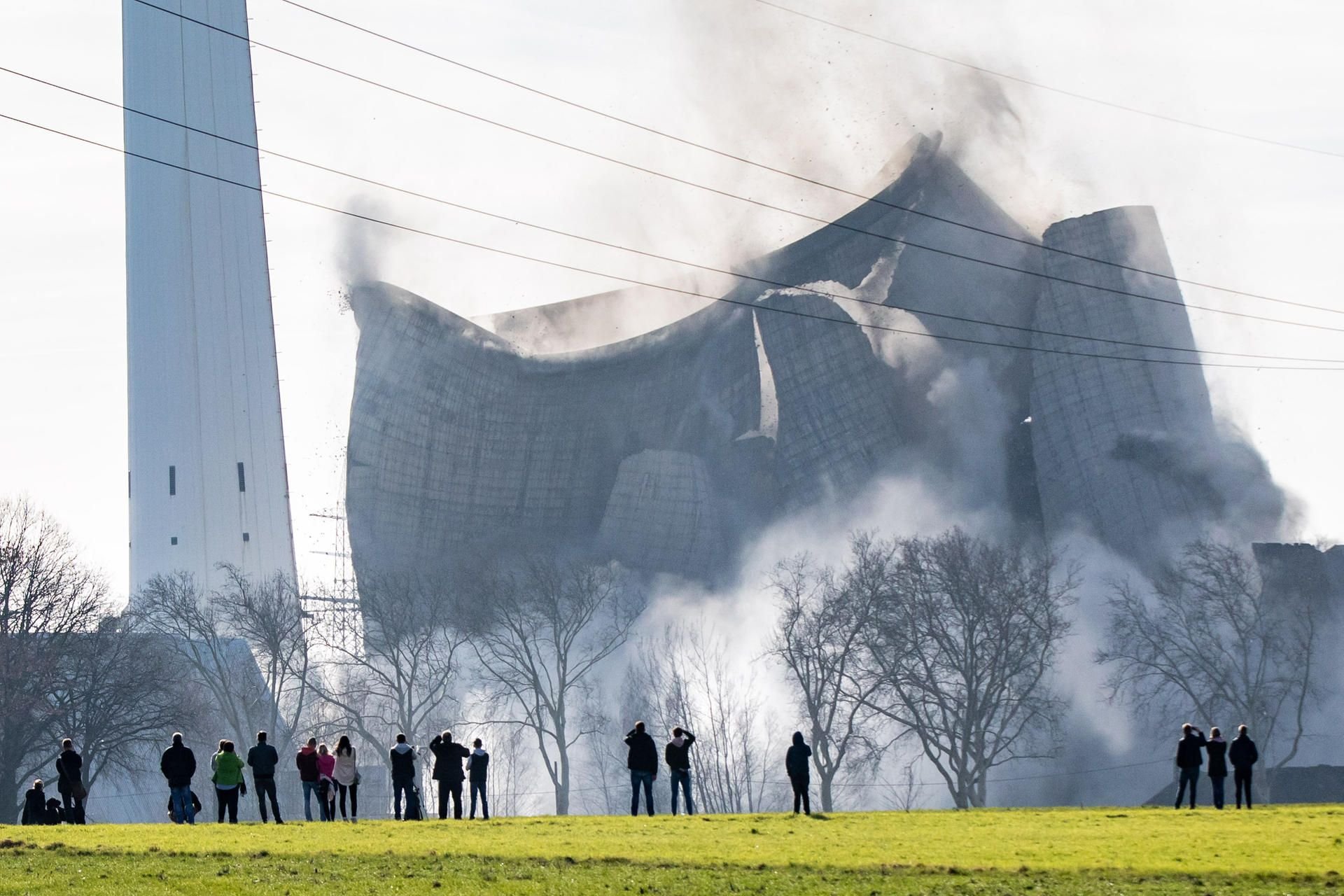 Der Kühlturm des ehemaligen Kraftwerks Knepper fällt nach einer Sprengung in sich zusammen.