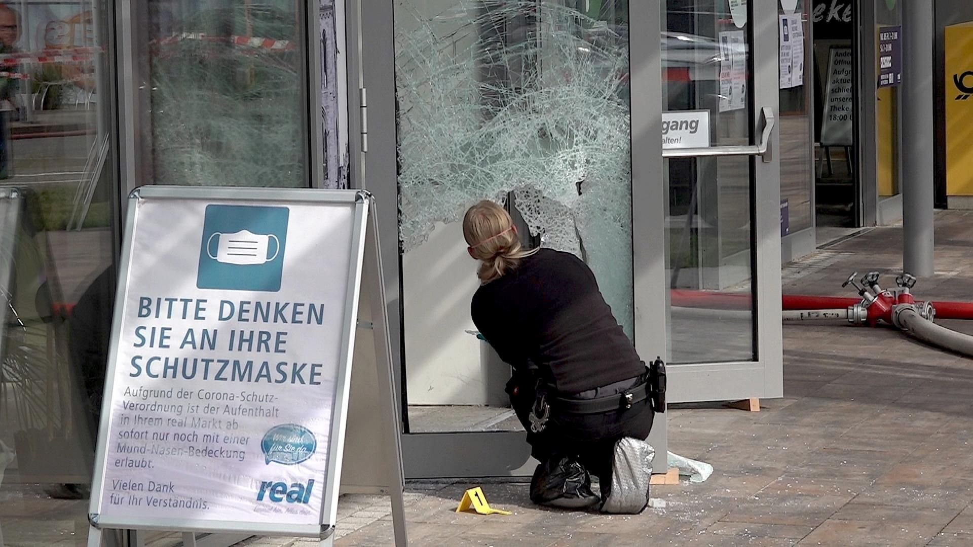 Spuren am Tatort werden gesichert.