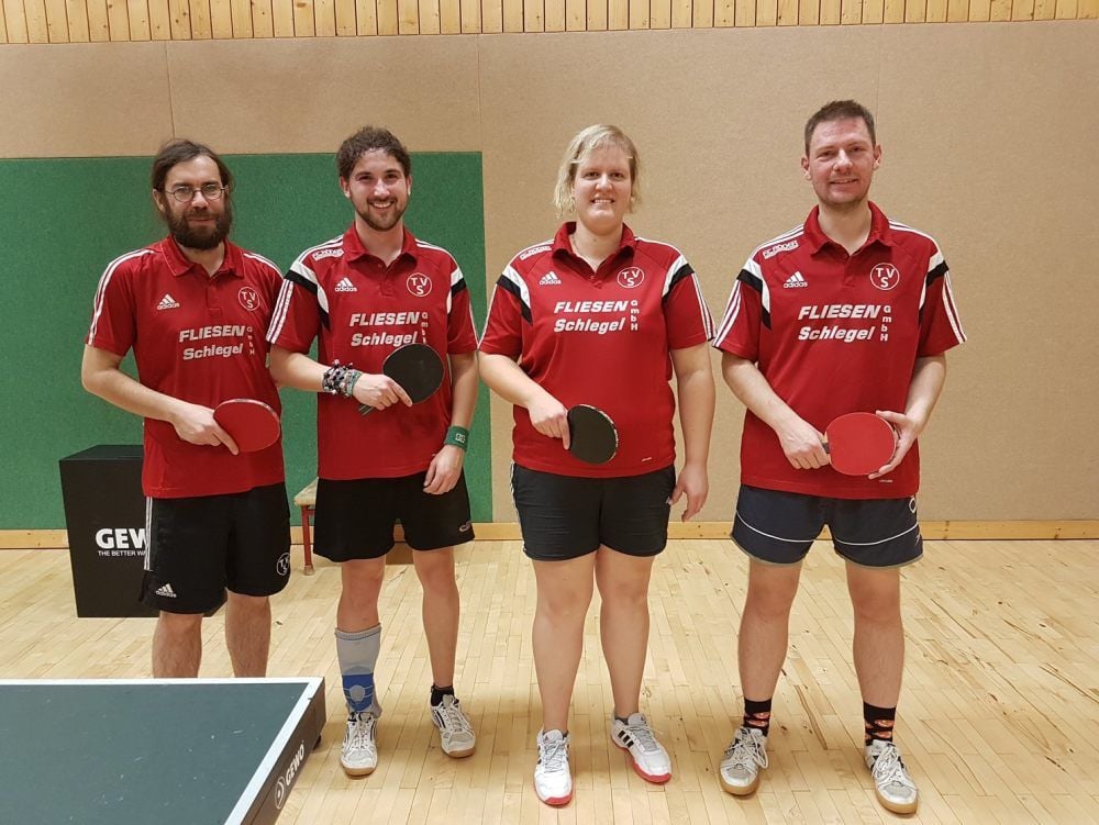 Die Saubacher Ralf Schumann (v.l.), Martin Finder, Marie Vater und Martin Hannebohn besiegten Freyburg II mit 12:2 und sind Kreisliga-Dritter.