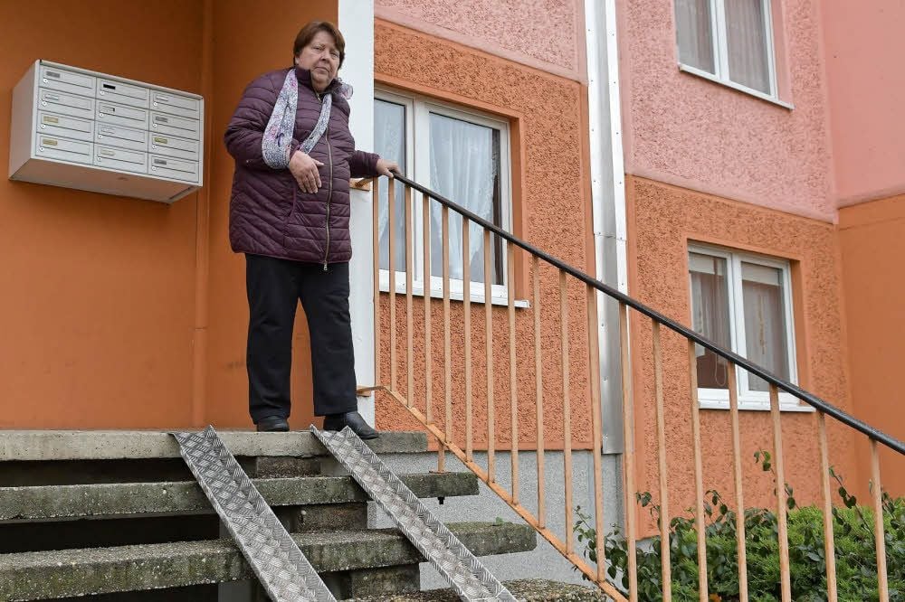 Für Annemarie Schaller sind die so genannten Kinderwagen-Schienen auf der Haustreppe zum unüberwindbaren Hindernis geworden.