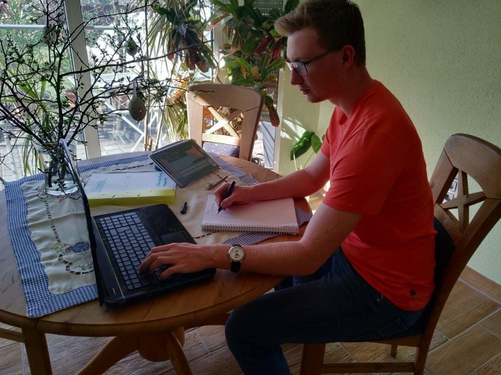 Alleine Zuhause statt im vollen Klassenzimmer: Alexander Fuchs hat seinen eigenen Lernrhythmus gefunden.