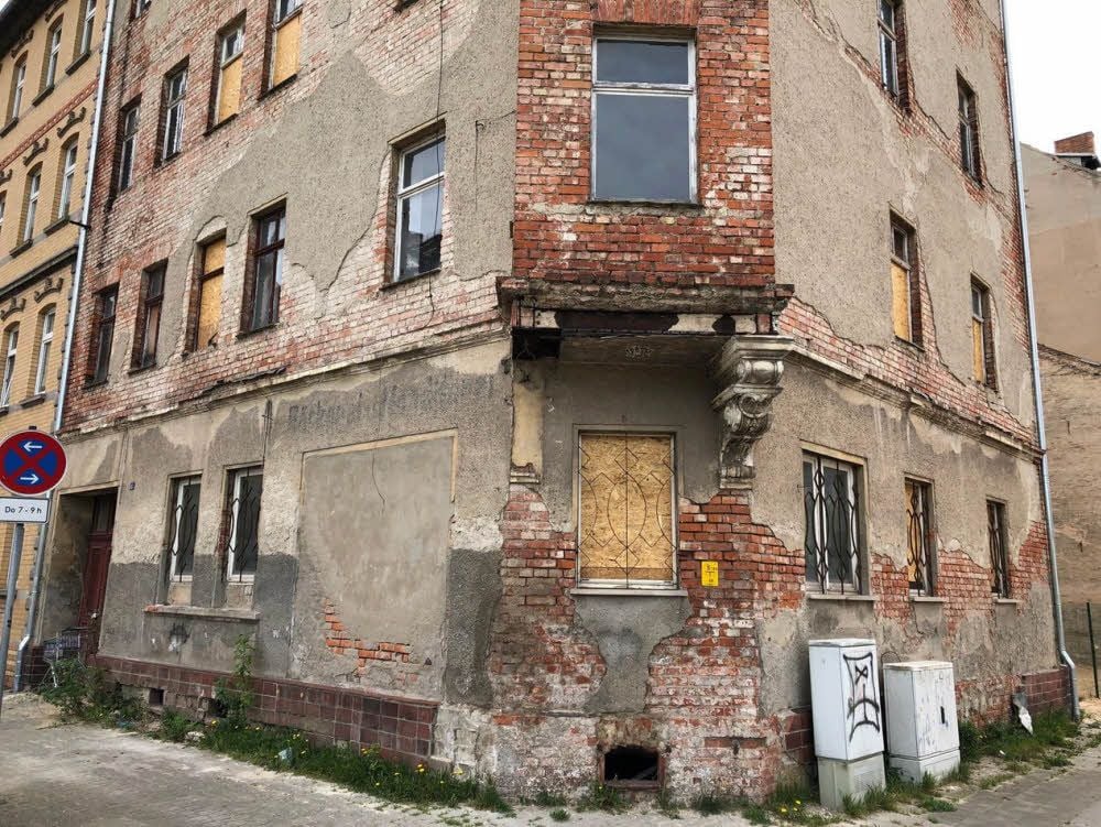 Eine der zahlreichen Schrottimobilien: Das Haus Novalisstraße 32 in Weißenfels. Es wurde jetzt notgesichert.