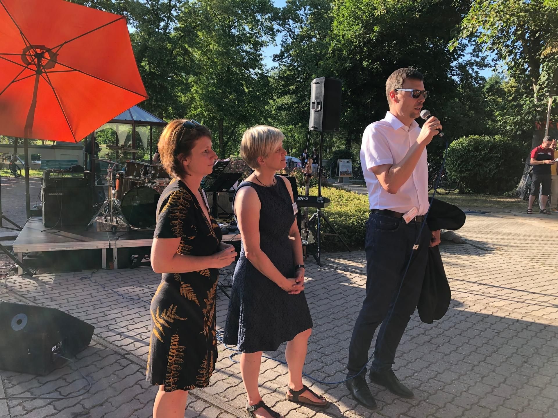 Christine Sattler (links) und Karen Leonhardt lösen Olaf Ebert als Geschäftsführerinnen der Freiwilligenagentur Halle ab.