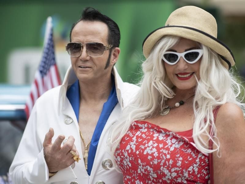 Elvis-Imitator Gerd Rapp aus Mühlacker posiert auf dem Festivalgelände für Fotos. Foto: Boris Roessler