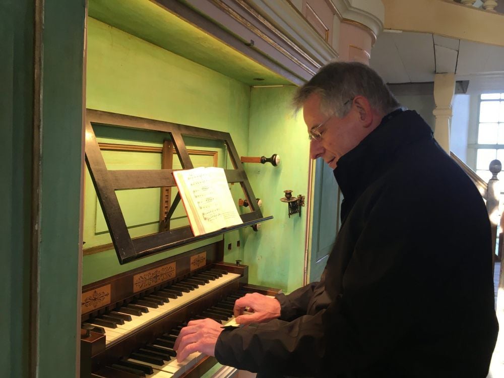 Das Instrument in Schönburgs Kirche besitzt aktuell nicht einmal die Hälfte ihrer Pfeifen. Gerhard Schieferstein entlockt ihr trotzdem bezaubernde Töne.