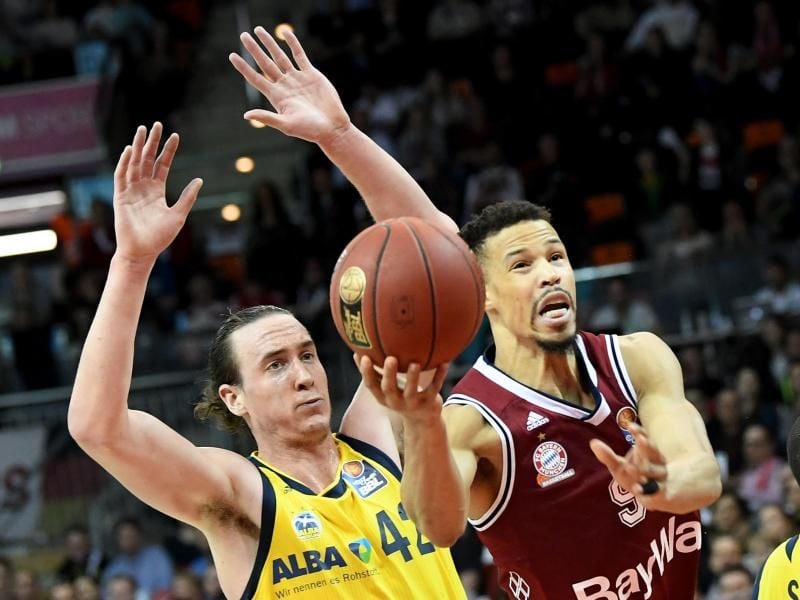 Jared Cunningham (r) vom FC Bayern München erzielte gegen Jena 23 Punkte. Foto: Peter Kneffel