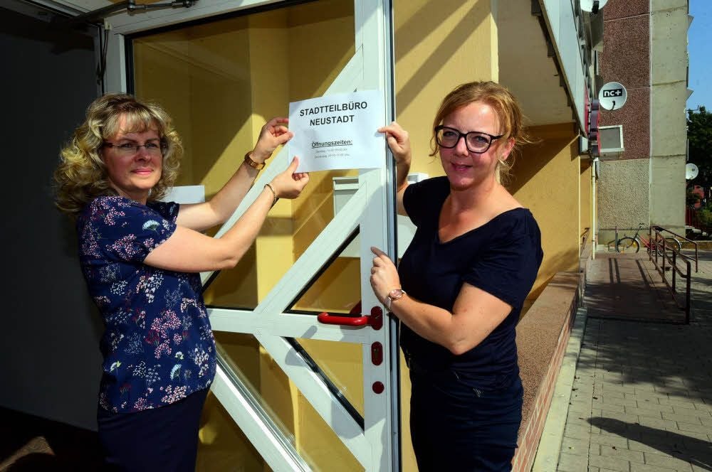 Kathrin Mavromatis (links) und Katja Henze vom Bereich Gleichstellung der Stadt öffnen die Türen zum neuen Stadtteilbüro in der Neustadt.