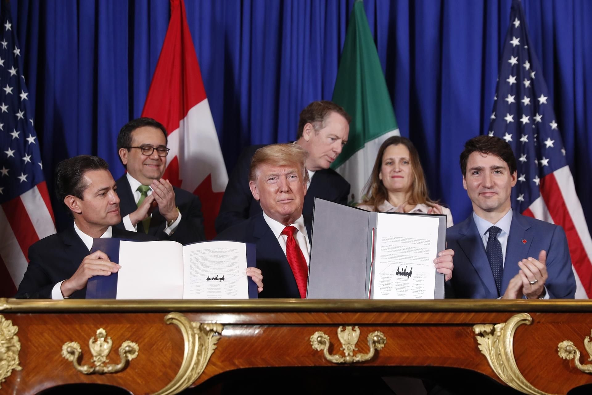 Donald Trump (M), Präsident der USA, Justin Trudeau (r), Premierminister von Kanada, und Enrique Pena Nieto (l), Präsident von Mexiko, präsentieren das unterschriebene Freihandelsabkommen United States-Mexico-Canada Agreement (USMCA) zwischen den USA, Kanada und Mexiko, welches das NAFTA-Handelsabkommen ersetzt.