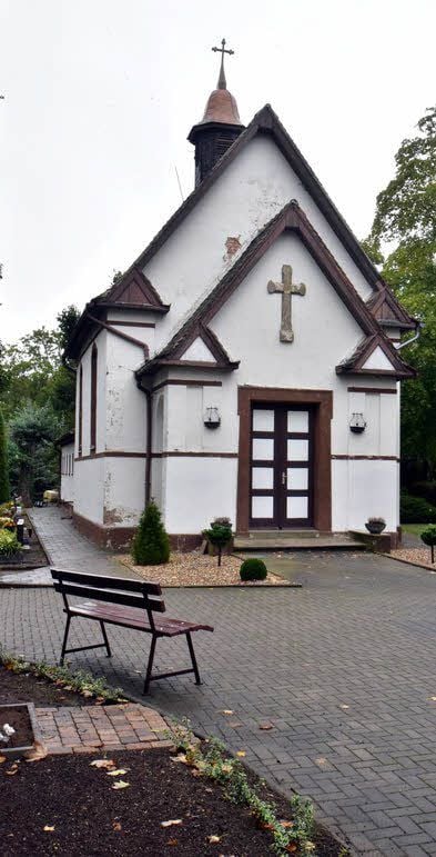 In den hinteren Teil der Friedhofskapelle wurde eingebrochen.