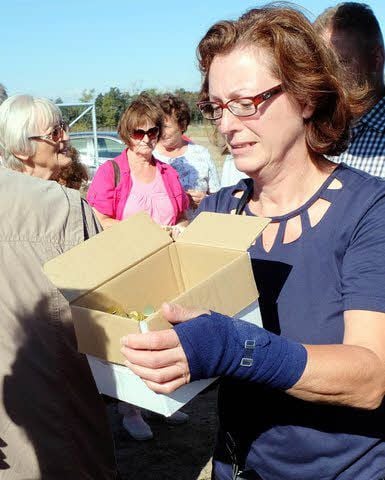 Die Sekretärin des Bauernverbands, Jutta Hesse, verteilt Sanddornlikör.