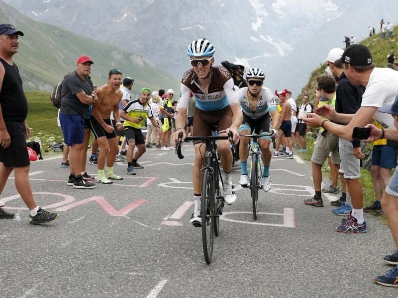 Romain Bardet bahnt sich den Weg durch die Zuschauer in den Bergen. Foto: Yuzuru Sunada/BELGA