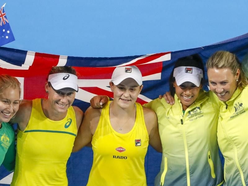 Im Fed-Cup-Finale: Gavrilova, Stosur, Barty, Hon und Molik aus Australien feiern (L-R). Foto: Glenn Hunt/AAP