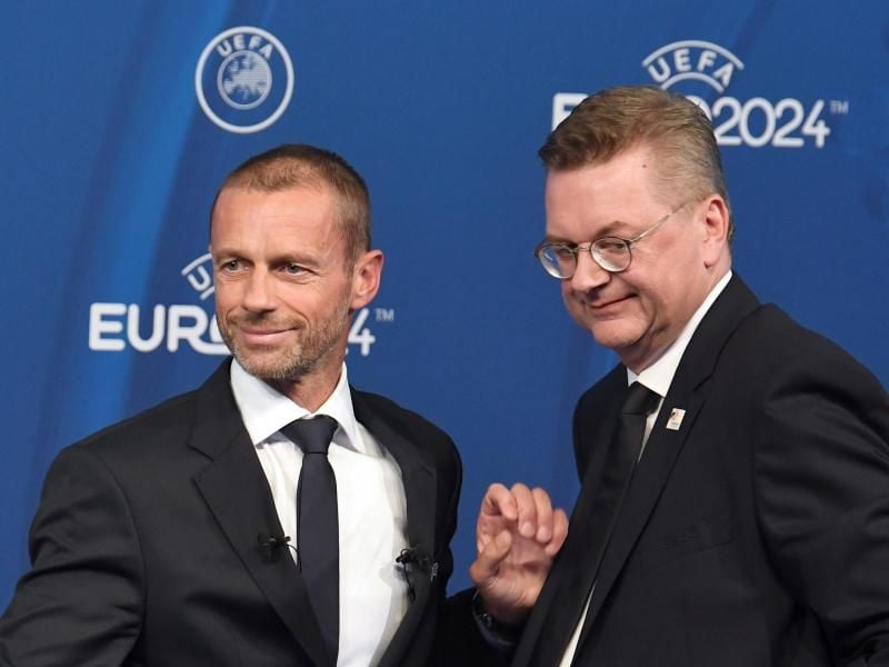 UEFA-Boss Aleksander Ceferin (l) und der damalige DFB-Präsident Reinhard Grindel bei einem Pressetermin. Foto: Soeren Stache