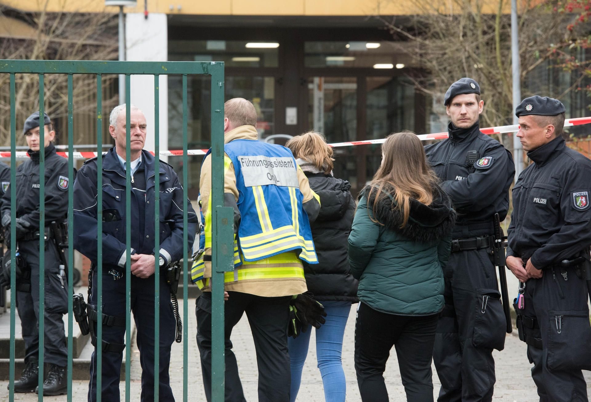 Schüler werden auf dem Pausenhof der Käthe-Kollwitz-Schule in Lünen von Einsatzkräften begleitet.