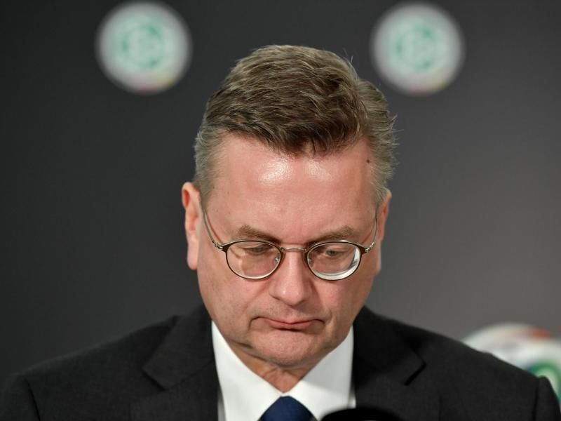 Gibt auch bei der UEFA und FIFA alle Ämter ab: Ex-DFB-Präsident Reinhard Grindel. Foto: Boris Roessler