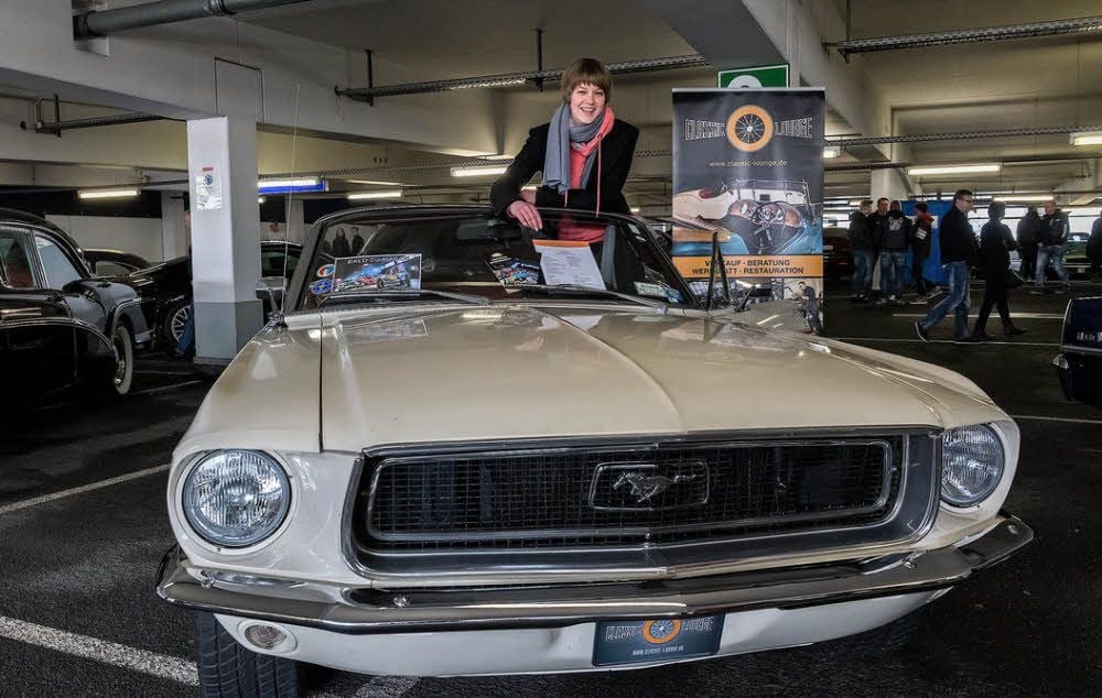 Aufsitzen bitte! Susann Roßberg präsentiert den Mustang aus New York.