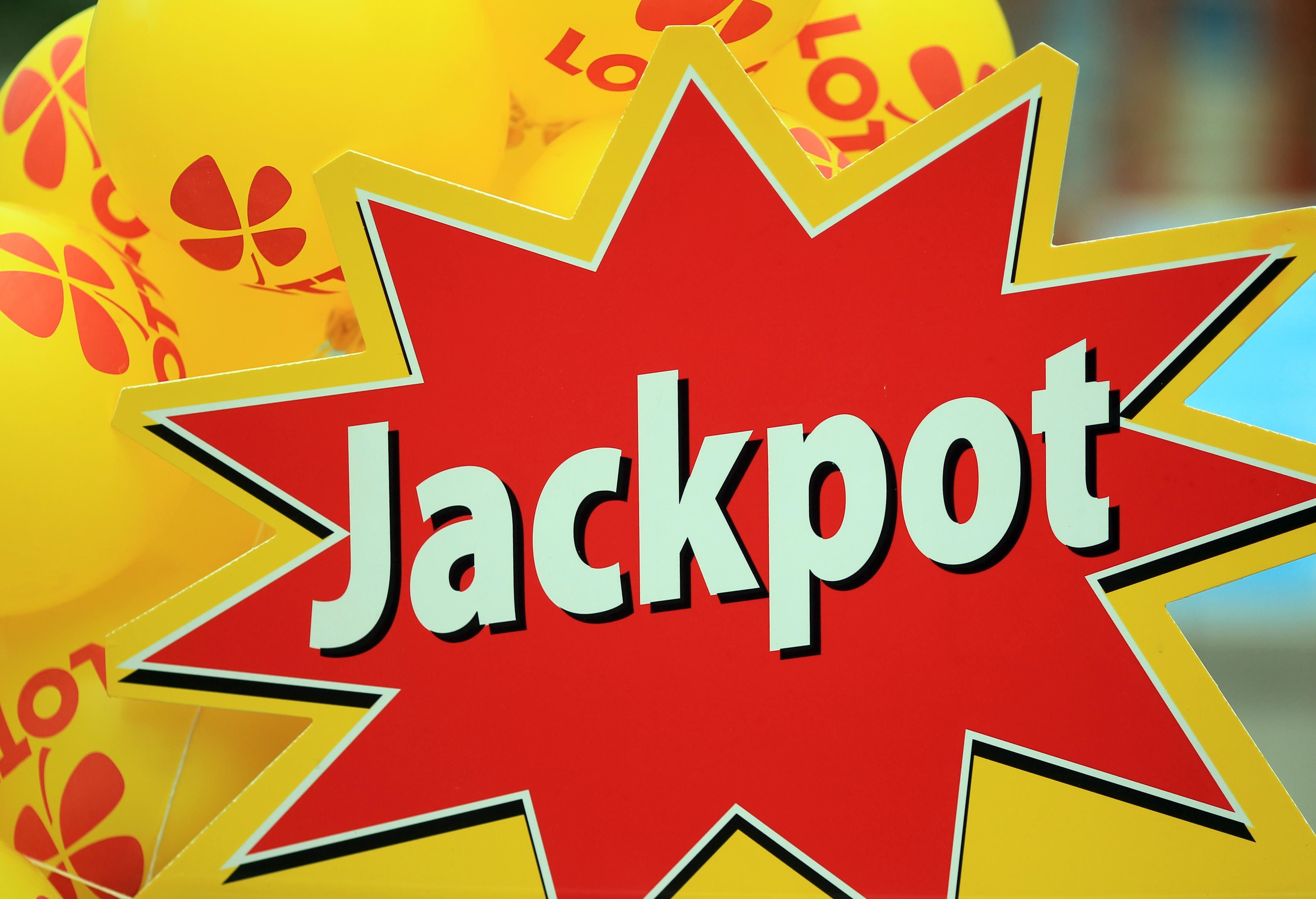 Ein Schild weist auf den Lotto-Jackpot für die Samstags-Ziehung "6 aus 49" hin.