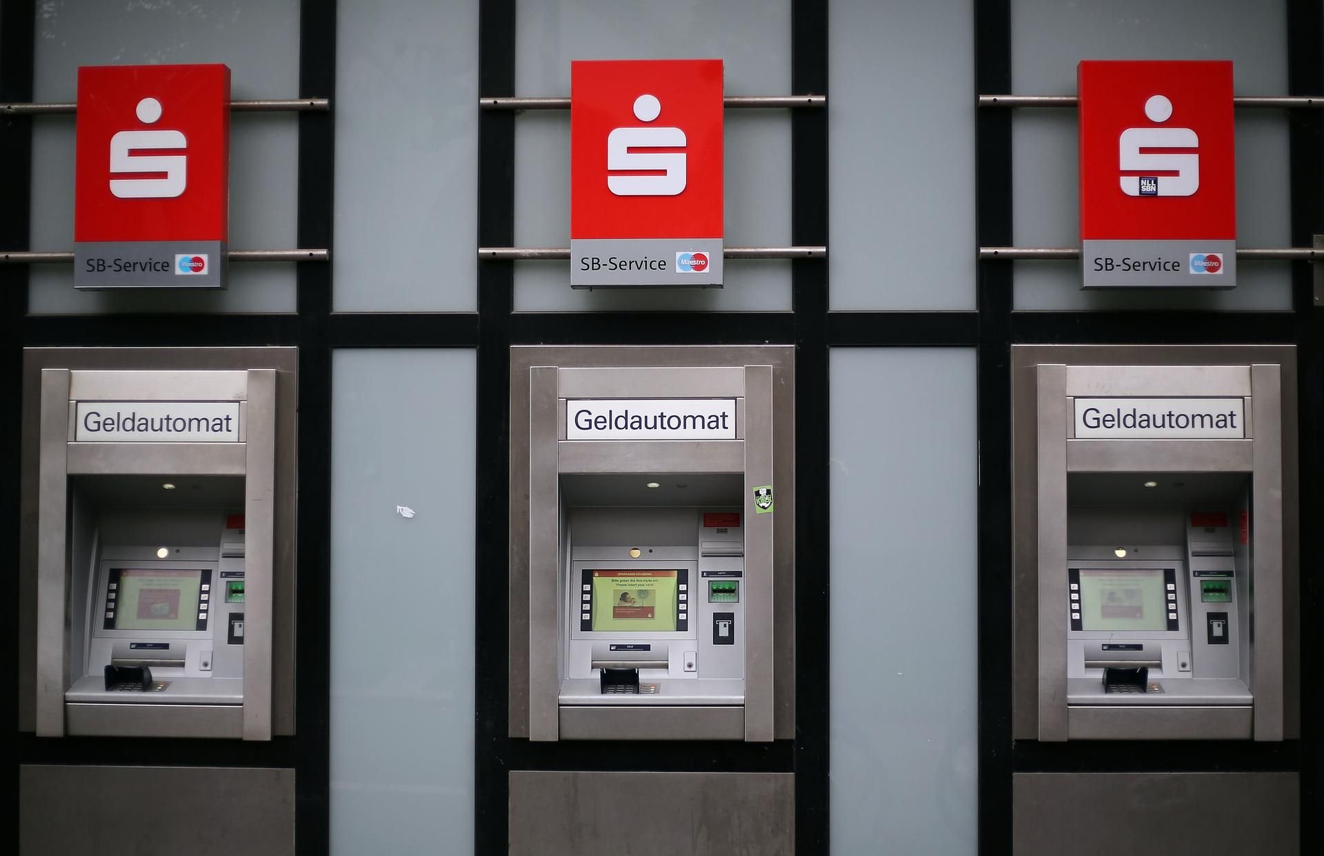 An Sparkassenautomaten erwartet Kunden diesen Sommer eine Änderung.