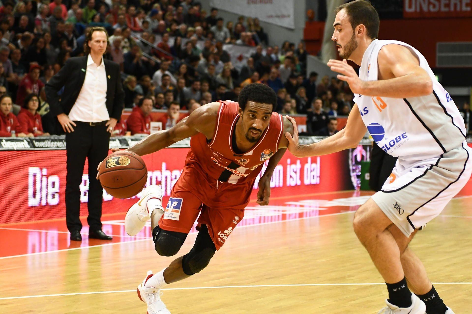 Die beiden Topscorer ihrer Teams Austin Hollins und Djordje Drenovac (r.) im direkten Duell.