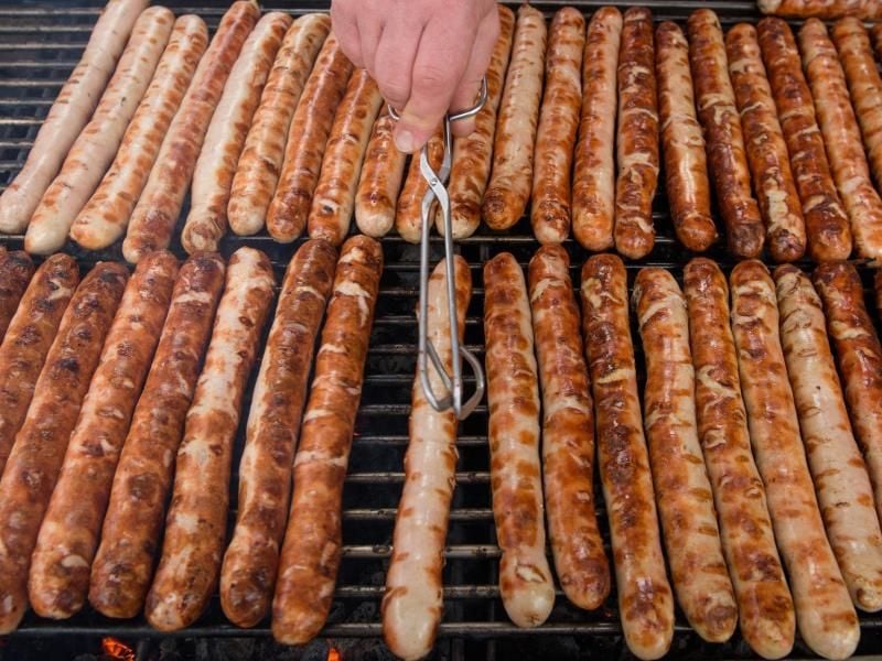 Während des G20-Gipfels stehen im Medienzentrum in der Messe unter anderem 400 Kilogramm Bratwürste und 12.000 Schokoriegel zur Verfügung. Foto: arifoto UG