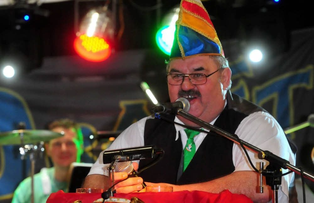 Gottfried Löber ist ein Urgestein des Prittitzer Karnevals. Als Zeremonienmeister tritt er auch mal ans Mikrofon in der Bütt.