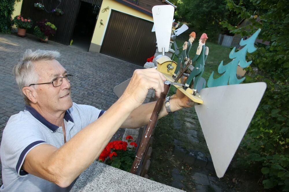 Klaus Ostermann hat an seinen Windspielen auch immer etwas zu tun, damit sie gut erhalten bleiben.