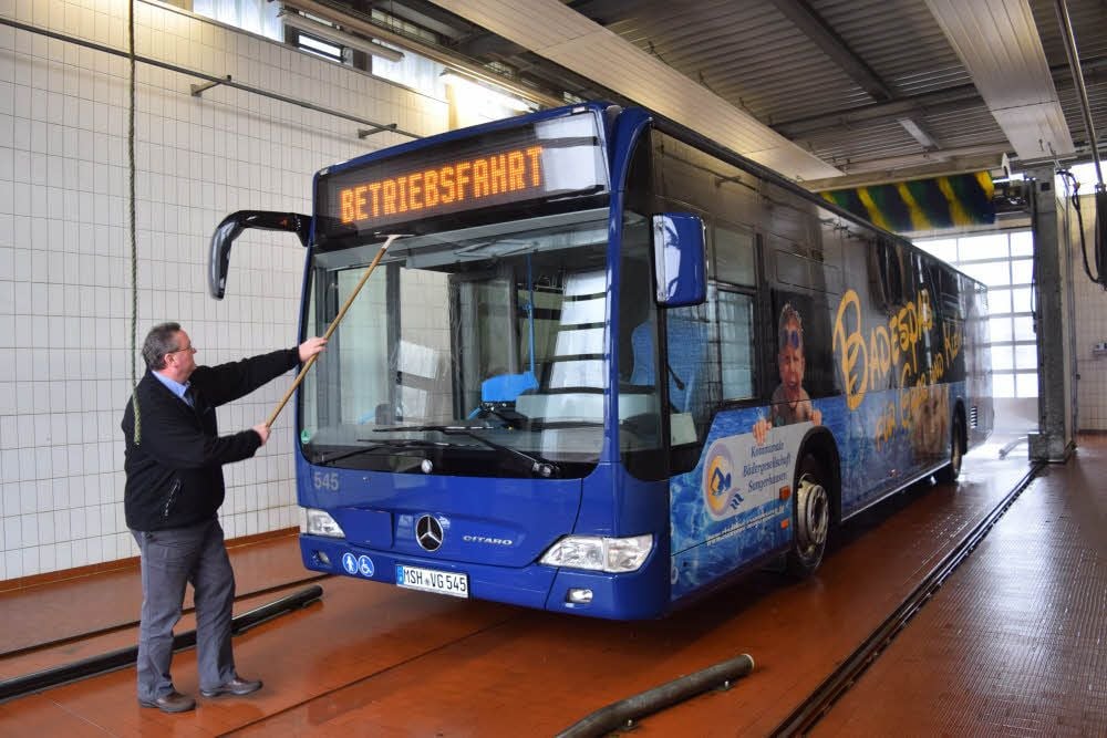 Busfahrer Ronald Sperk gibt in der Waschanlage der VGS seinem Bus den letzten Schliff.