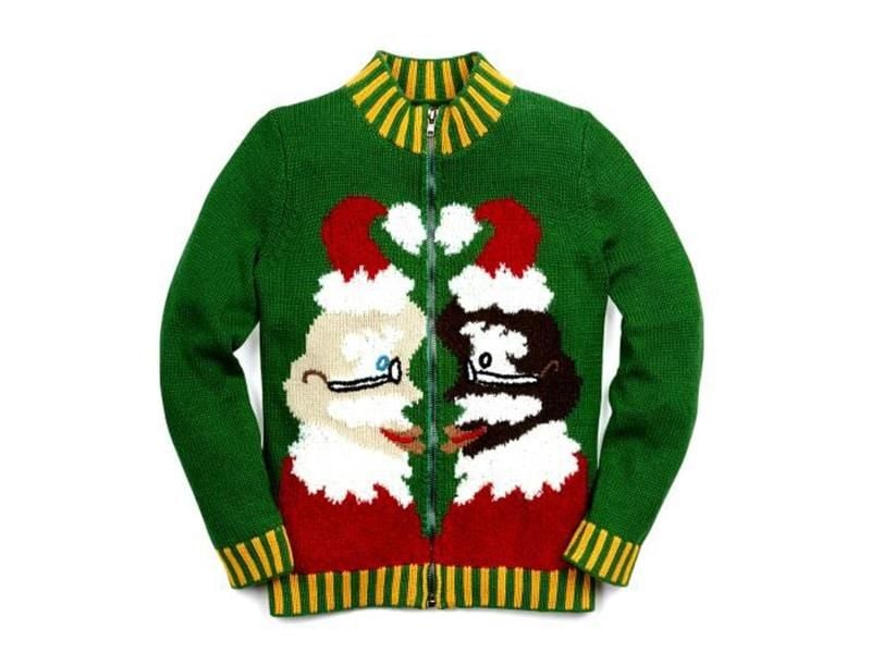 Diesen „Ugly Christmas Sweater” („hässlichen Weihnachtspulli”), hat die US-Schauspielerin Whoopi Goldberg für die nordamerikanische Kaufhauskette Lord & Taylor entworfen. Foto: Lord & Taylor