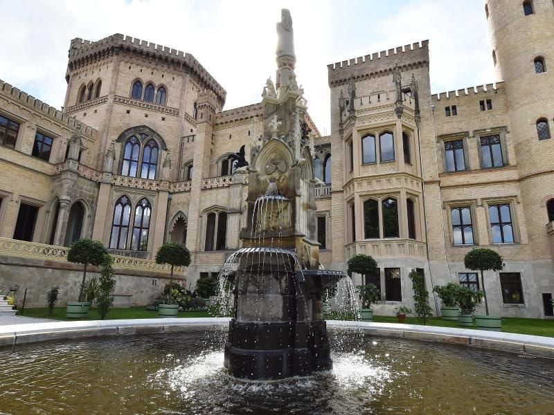 Das Schloss Babelsberg in Potsdam zeigt sich in kaiserzeitlicher Pracht. Foto: Bernd Settnik
