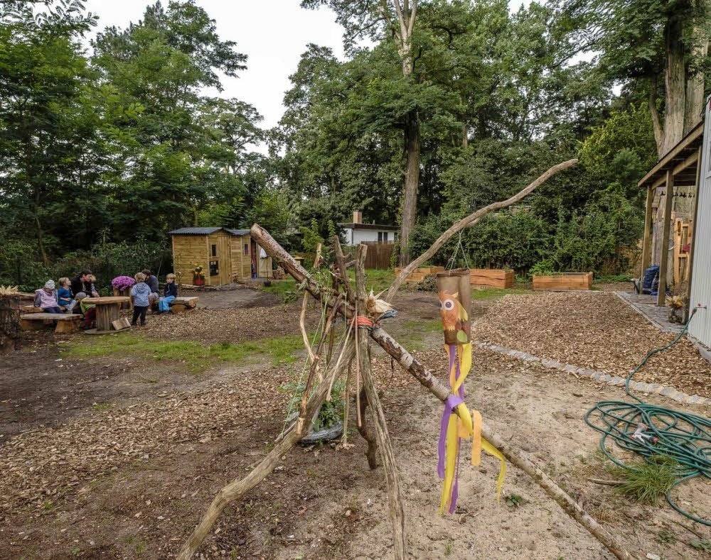 Auf geht’s! Bei angenehmem Spätsommerwetter bereiten sich die Mädchen und Jungen des Wittenberger Waldkindergartens beim Morgenkreis im neuen Domizil auf einen weiteren Streifzug durch die Natur vor.