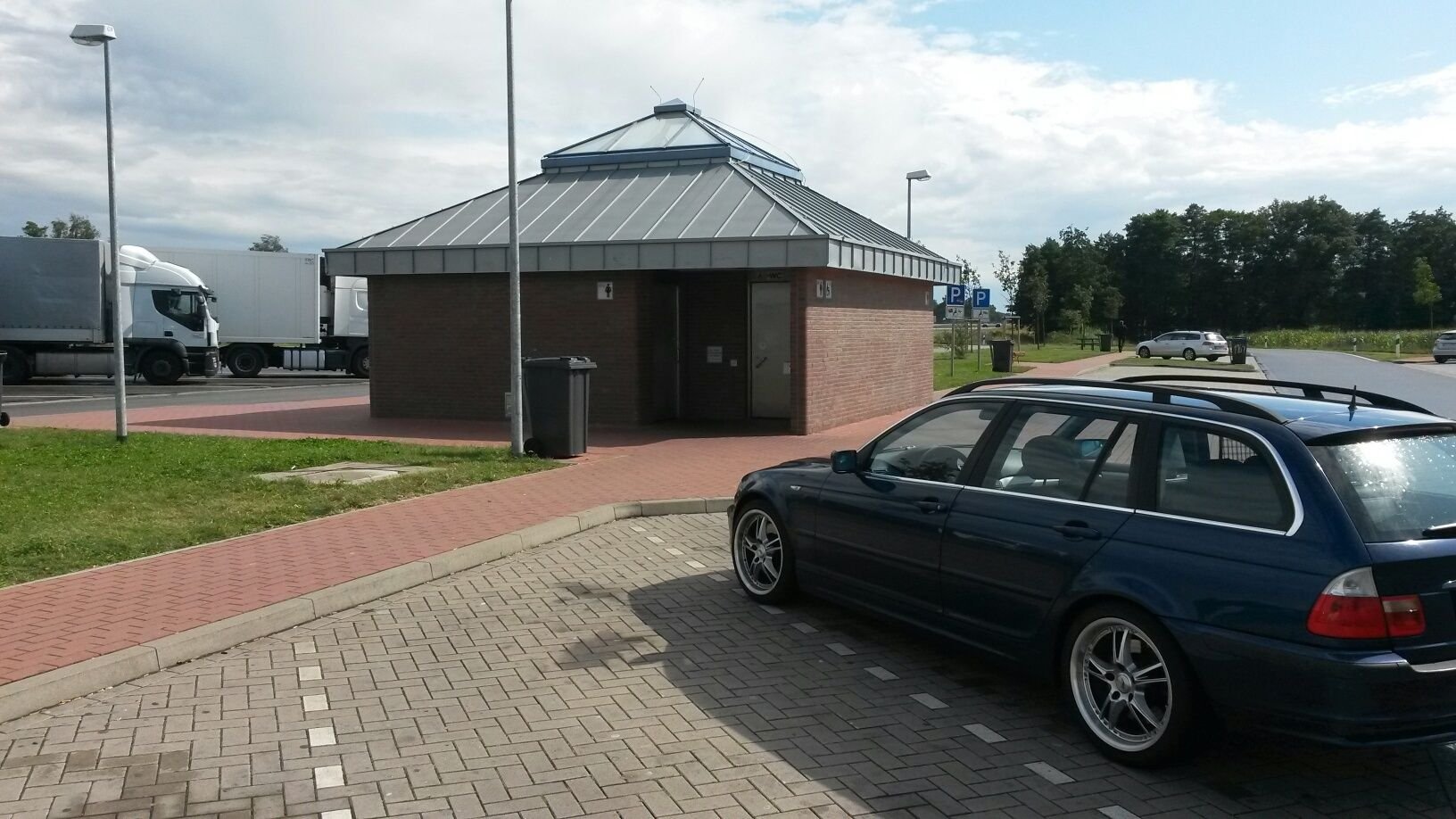 Wenn man im letzten Moment auf den Parkplatz fährt und das Kind es trotzdem nicht bis zur Toilette schafft... (Symbolbild)
