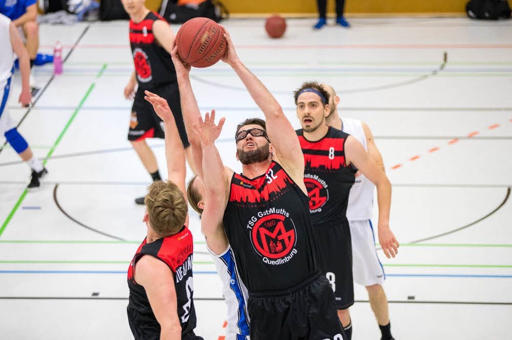 Wie hoch hinaus geht es für Tobias Münch (am Ball) und die Quedlinburger Korbjäger in dieser Spielzeit?