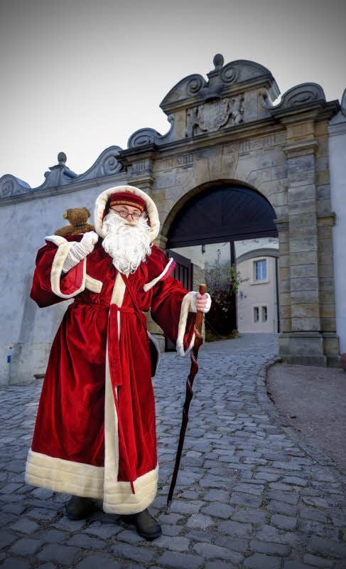 Karl-Heinz Schmidt als Weihnachtsmann ganz in rot.