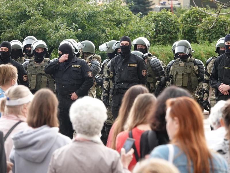 Demonstranten und Einsatzkräfte der Sonderpolizei OMON stehen sich am Unabhängigkeitsplatz in Minsk gegenüber. Foto: Ulf Mauder/dpa