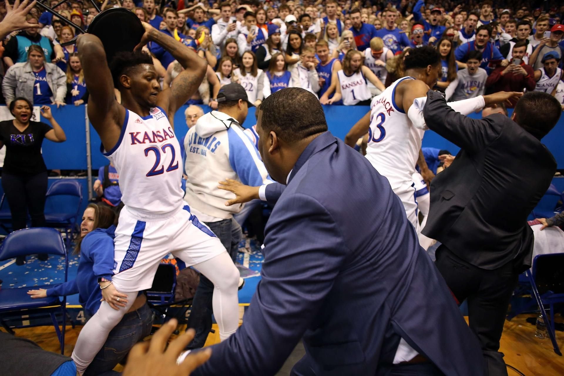 Silvio De Sousa von den Kansas Jayhawks will mit einem Hocker zuschlagen.
