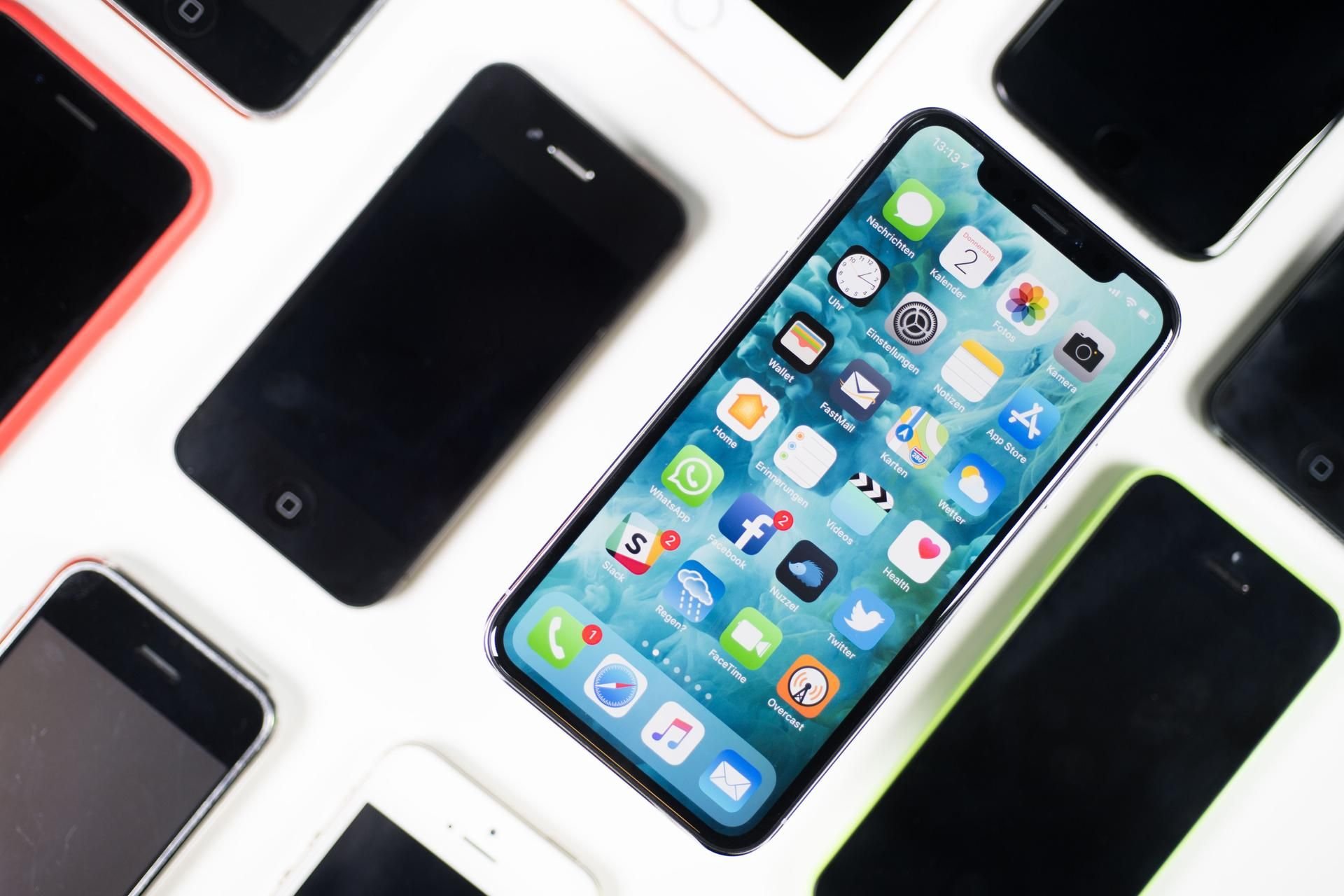 Ein iPhone X im Kreise der Familie (Symbolbild).