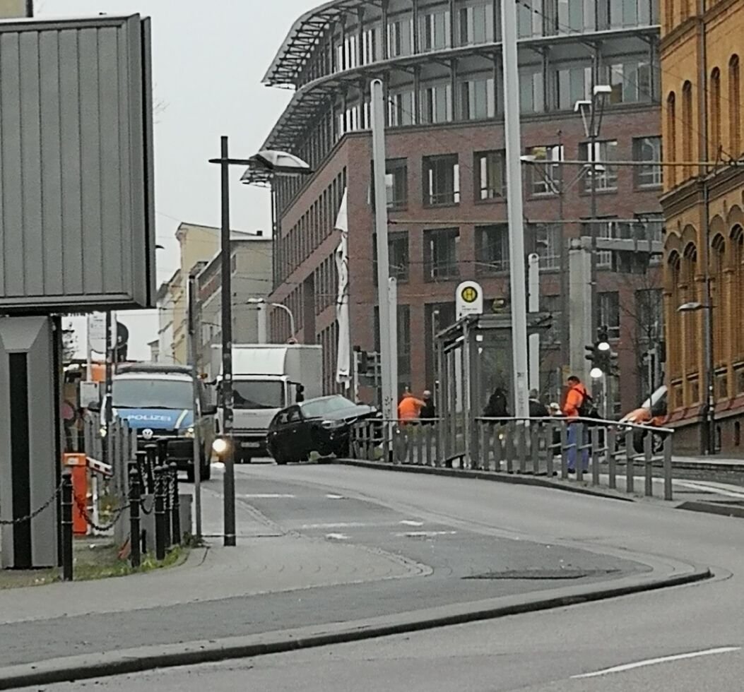 Am Waisenhausring ist ein Auto gegen ein Straßenbahngeländer gefahren.