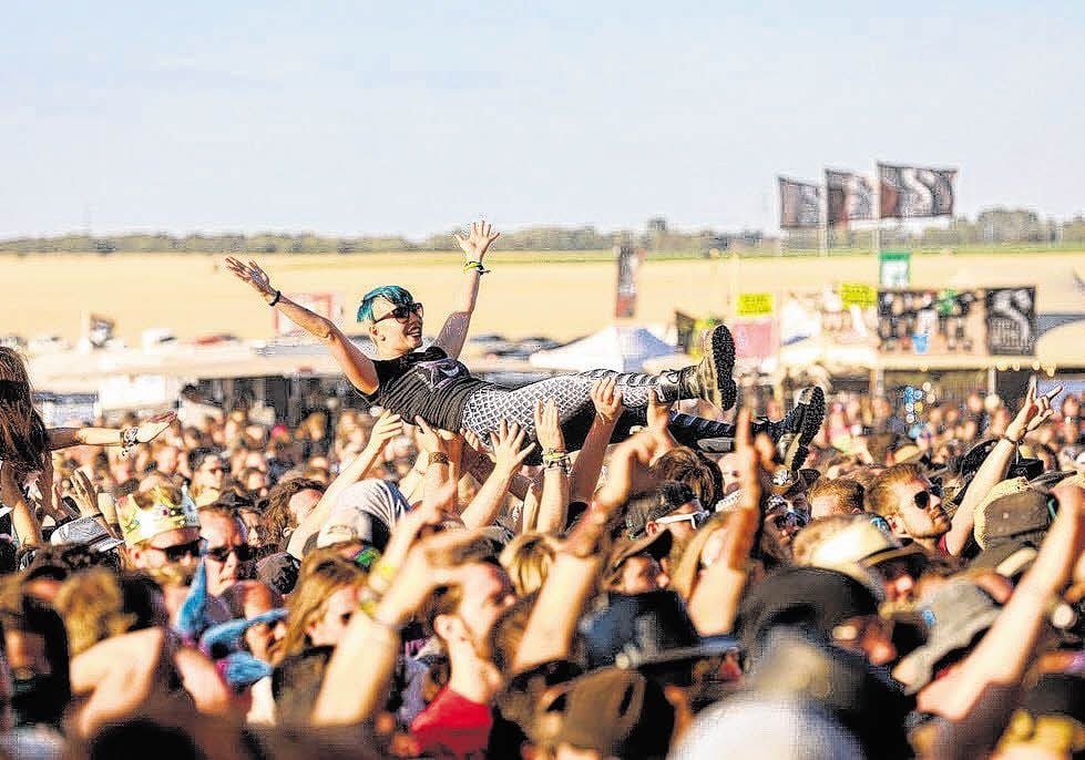 Stimmung und Wetter hätten nicht besser sein können. 17 000 Besucher feiern die 25. Auflage vom Rockharz-Festival.