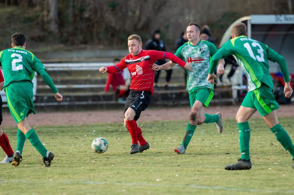 Max Müller sieht sich gleich von drei Nessaern „umzingelt“. Landesligist Naumburg gewann dieses Testspiel mit 1:0.