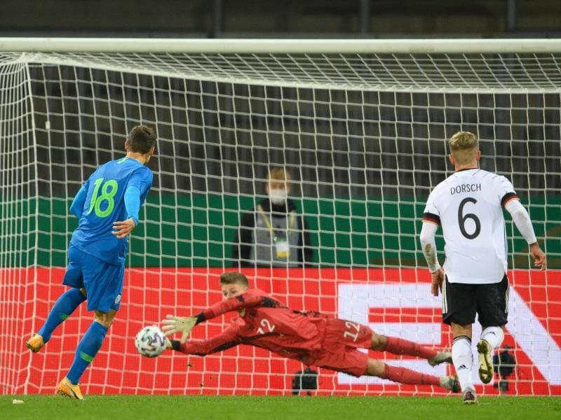 DFB-Keeper Finn Dahmen (M) rettete der deutschen U21 einen Punkt gegen Slowenien. Foto: Swen Pförtner/dpa