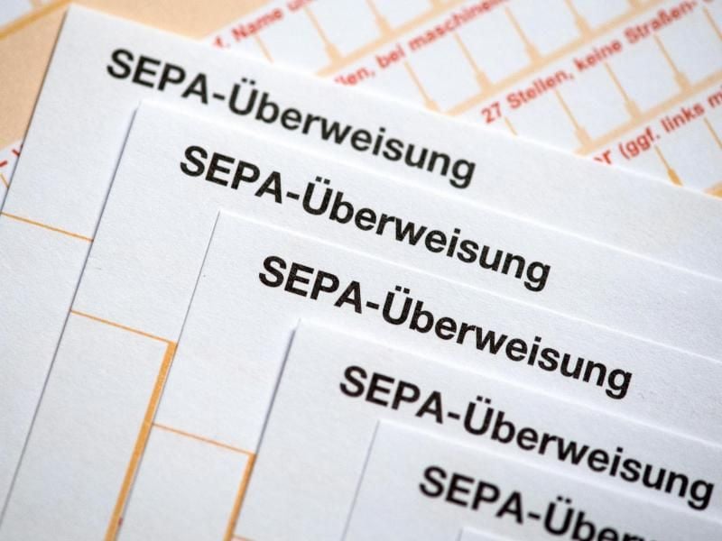 Für Sepa-Überweisungen dürfen Unternehmen einem Urteil zufolge keine Gebühren verlangen - auch nicht von Bestandskunden. Foto: Fabian Sommer/dpa/dpa-tmn
