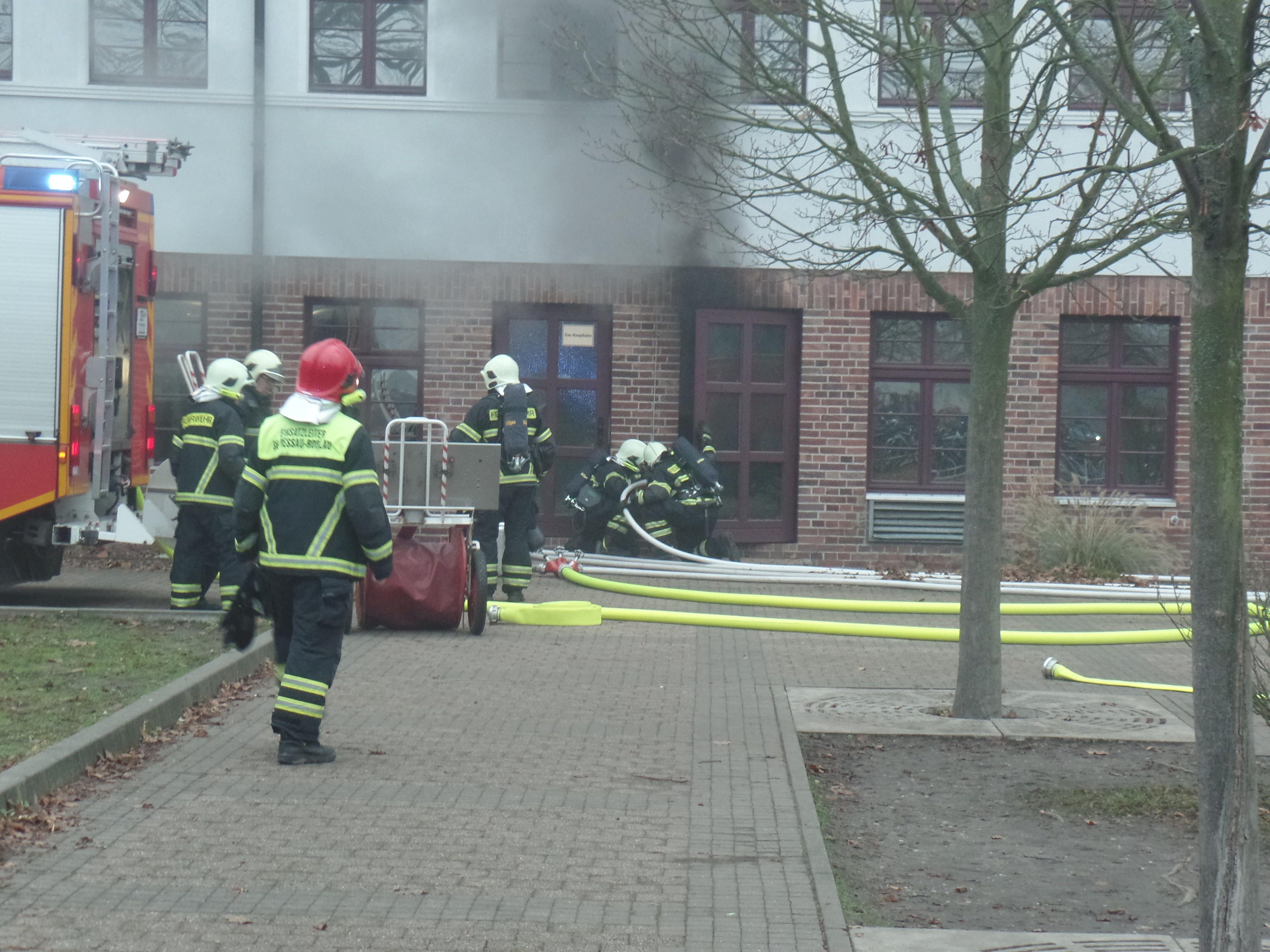 Die Feuerwehr brachte den Brand im Walter-Gropius-Gymnasium unter Kontrolle.