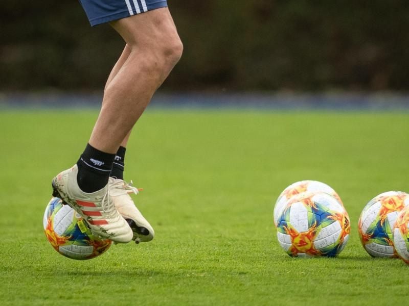 Im Sport läuft es selten ohne Trainer. Aber muss Geld in die Renten- und Arbeitslosenversicherung fließen, wenn der Coach stundenweise arbeitet?. Foto: Bernd Thissen/dpa/dpa-tmn