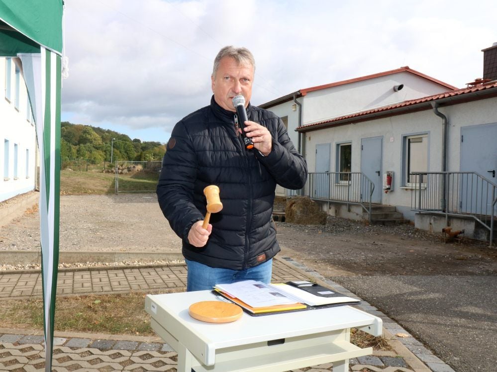 In der Vergangenheit fungierte der stellvertretende Bürgermeister Jens Schuster als Auktionator. Jetzt läuft die Versteigerung der Fundsachen in Sangerhausen im Internet.
