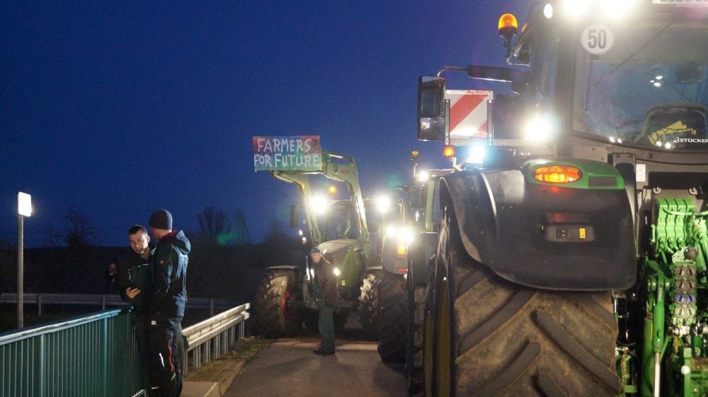 Eisleben: Der Protest am Mittwoch fand auf einer Brücke über der B180 statt - gut sichtbar für Lkw- und Autofahrer.