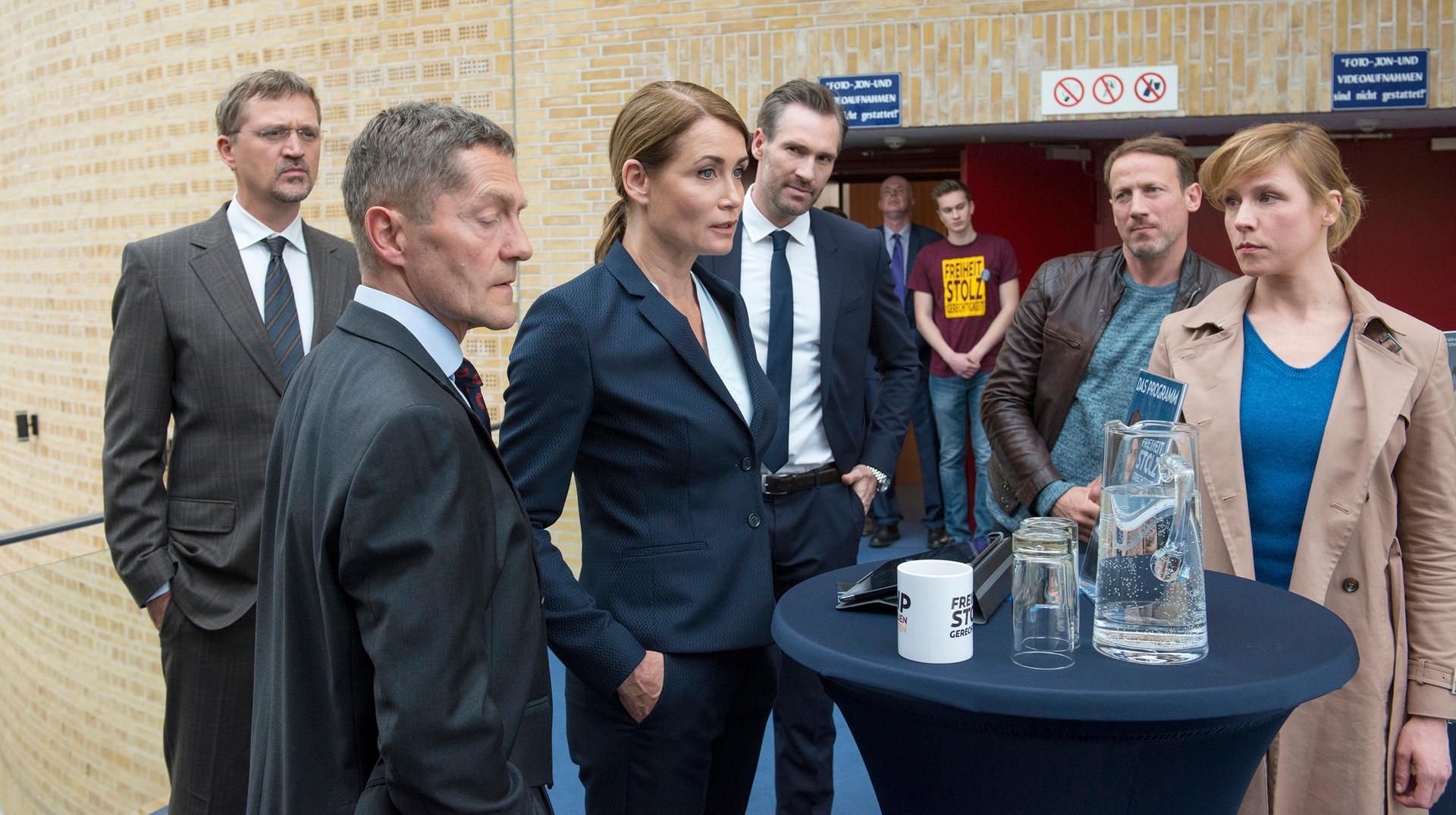 Die „Neuen Patrioten“ um Nina Schramm (Anja Kling) müssen von Polizisten beschützt werden.