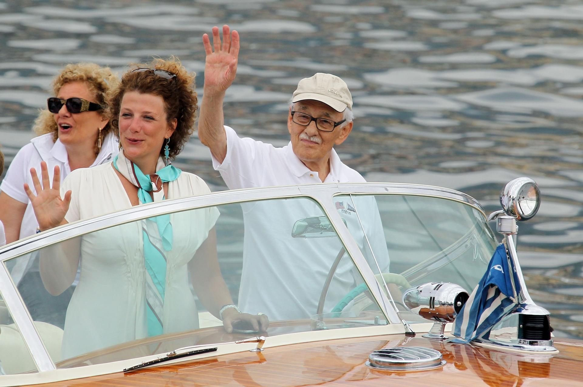 Carlo Riva (r) in einem seiner Motorboote.