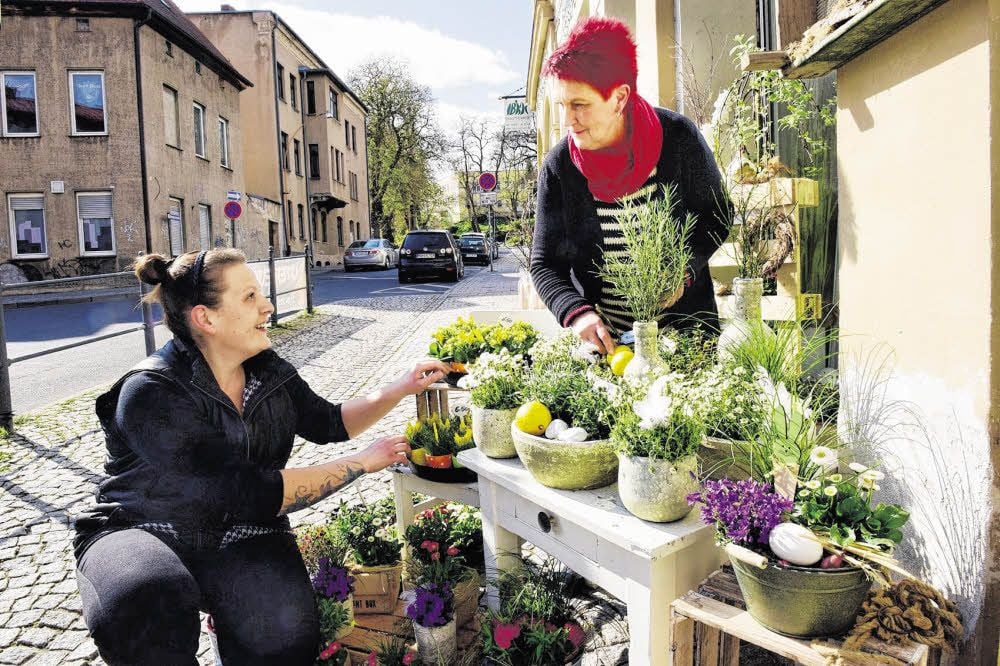 „Creativ“-Inhaberin Martina Behrendt (rechts) und ihre Mitarbeiterin Yvonne Noack bereiten das „Frühlings-Shopping“ vor.